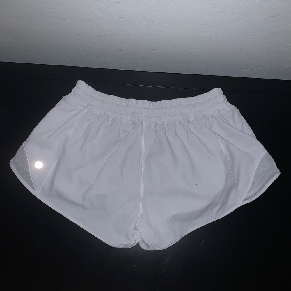 ❗️SOLD❗️Lululemon White Hotty Hot 2.5” Short - Picture 2 of 4